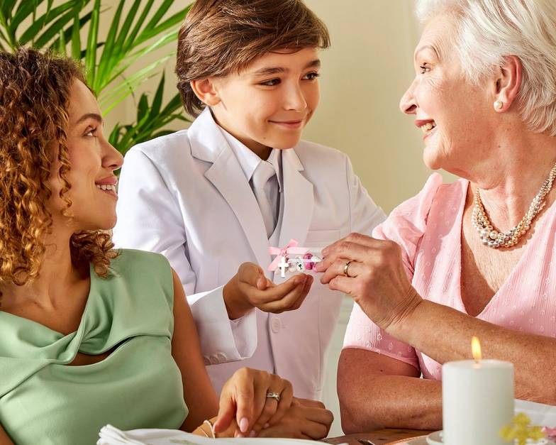 oma geeft roze en witte M&M’S aan haar kleinzoon voor zijn communie