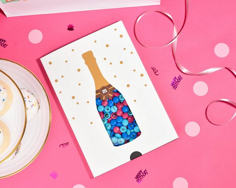coffret cadeau personnalisé rempli de M&M’S violets, jaunes et blancs
