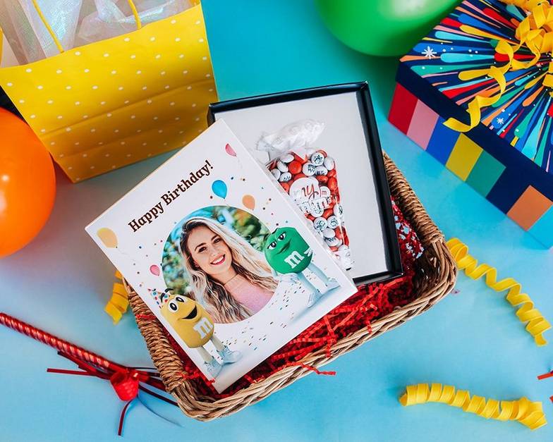 gepersonaliseerde verpakking gevuld met rode en witte M&M’S