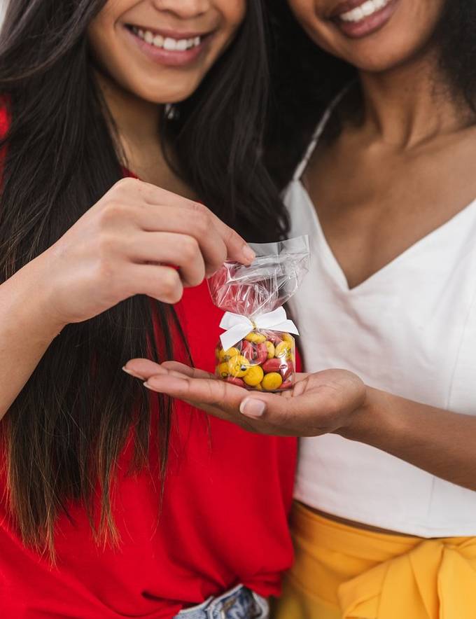 due donne con sacchettino M&M'S® per decorazione di compleanno