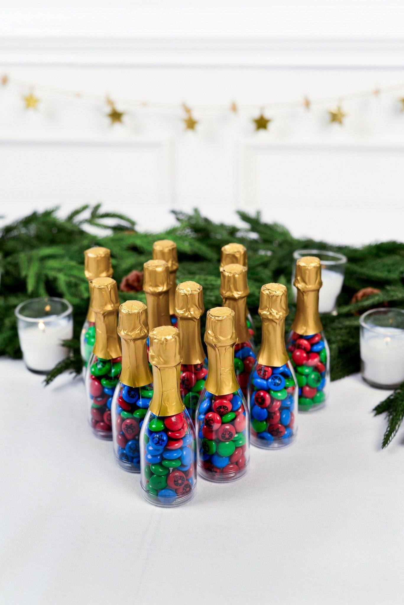 Een persoon die een M&M'S-doos aanbiedt