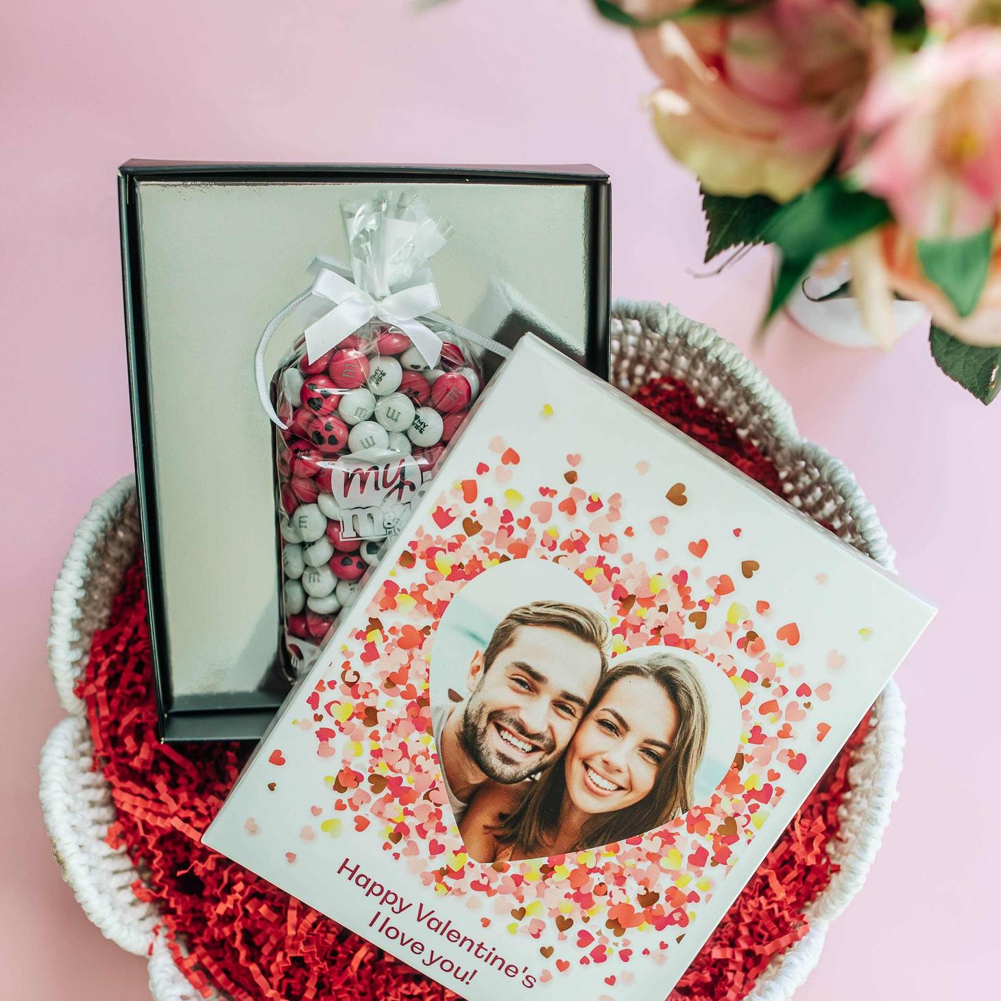 cofanetto regalo personalizzato riempito di M&M'S rosa e bianchi