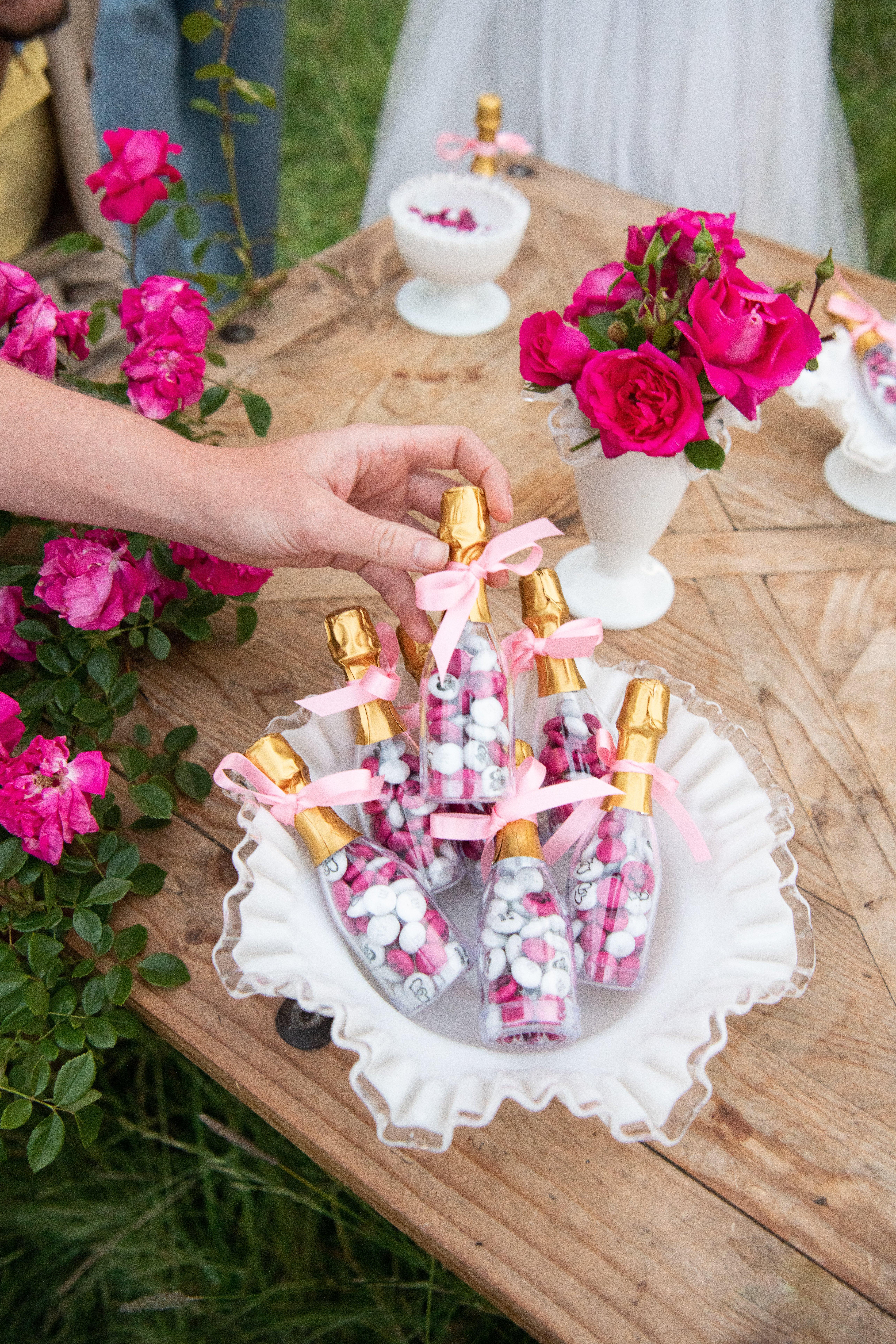 Minis bouteilles M&M's décoration mariage