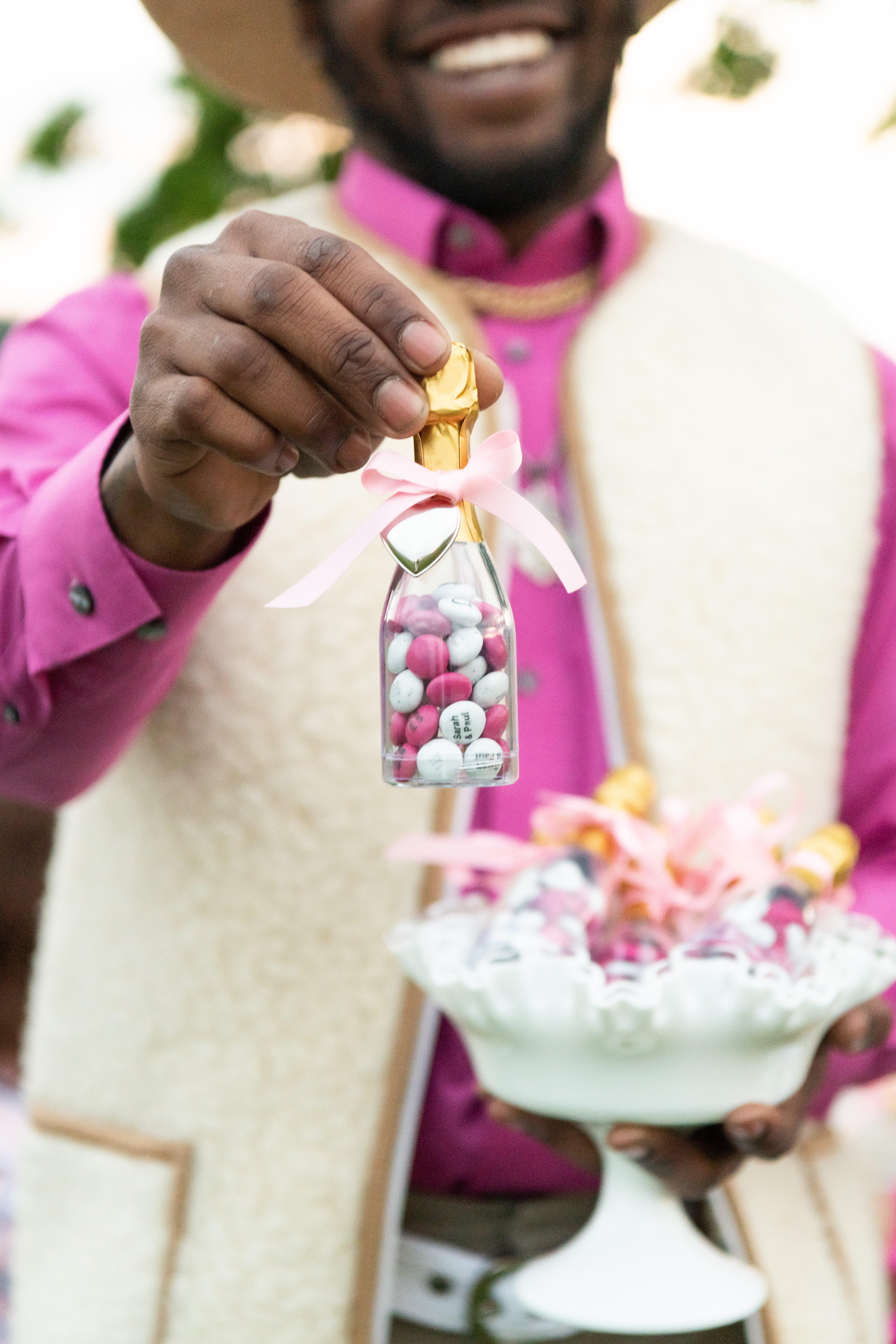 Homme tenant une mini bouteille M&M's décoration mariage