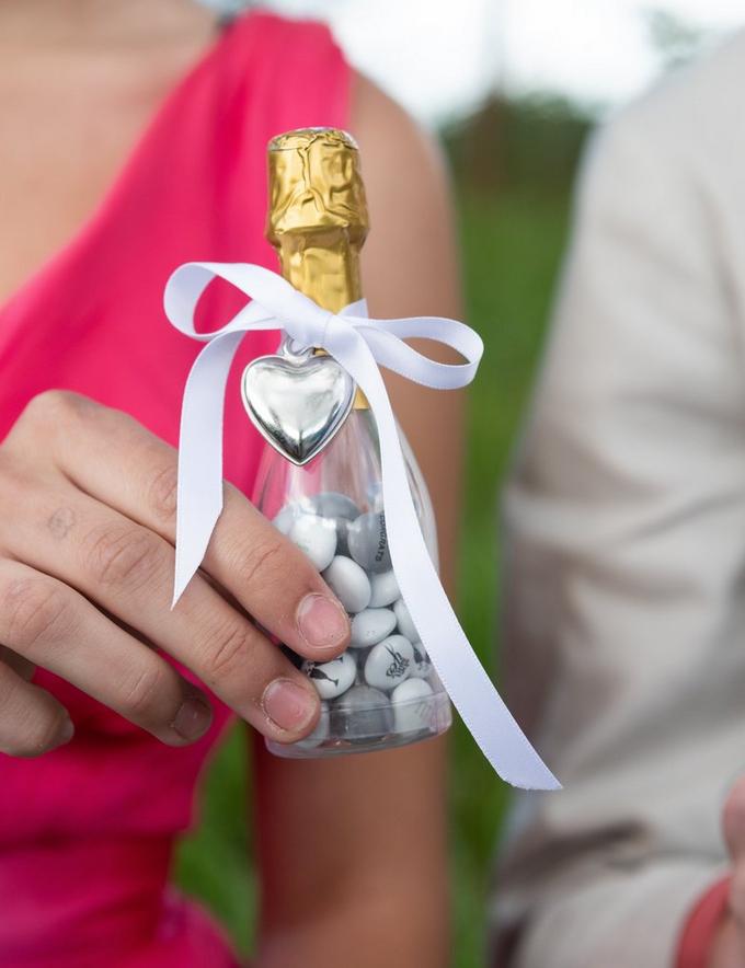 Guests with mini M&M's bottles wedding decoration