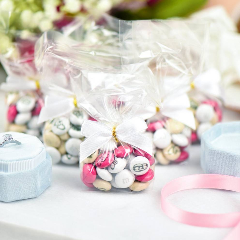 mini bouteilles remplies de M&M’S roses et blancs