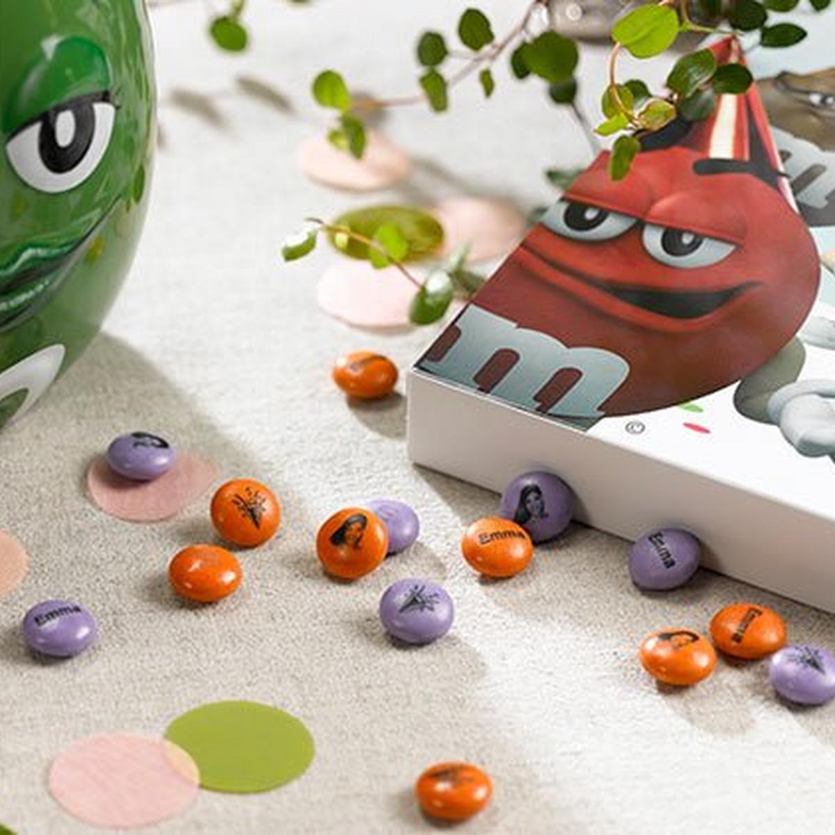 M&M's sur table d'anniversaire