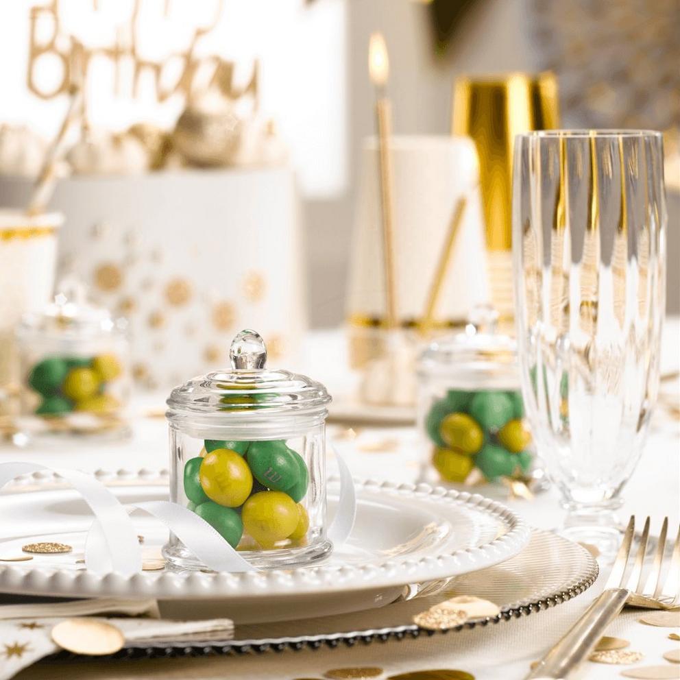 witte en gele M&M’S gastenbedankjes op een tafelschikking