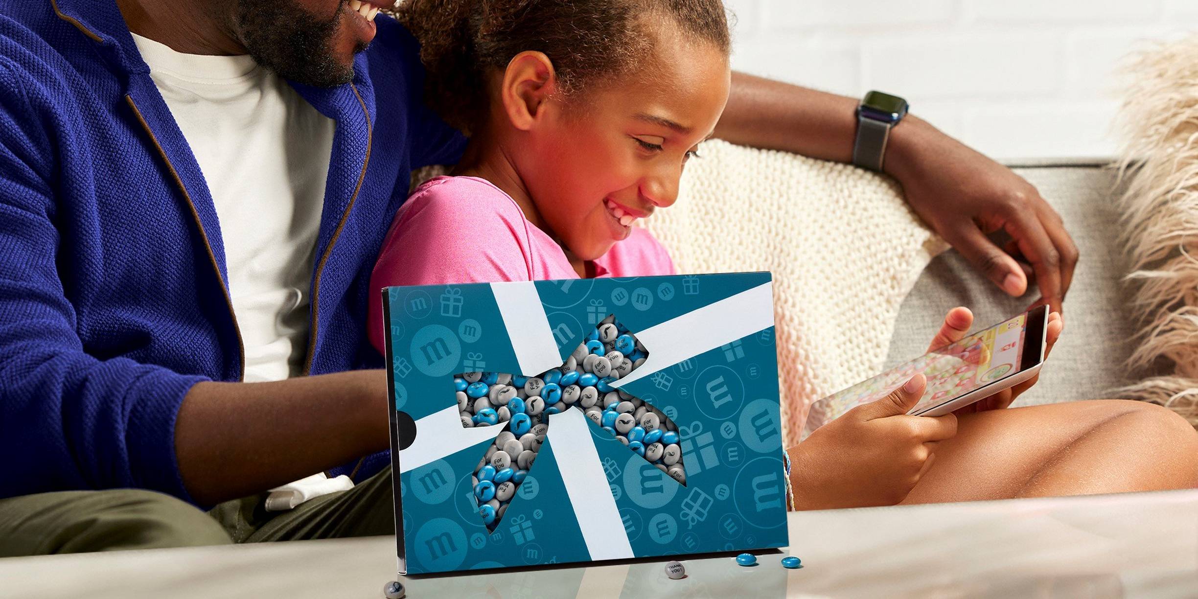 Vater und Tochter mit M&M'S-Box