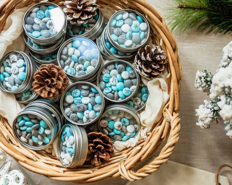 silver favor tins with personalized M&M'S in a basket