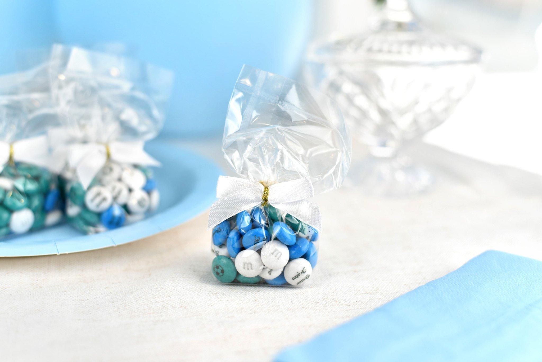 bomboniere con M&M'S rosa e azzurri a una festa di battesimo