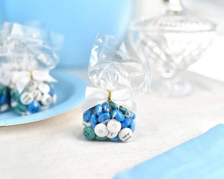 bomboniere con M&M'S rosa e azzurri a una festa di battesimo