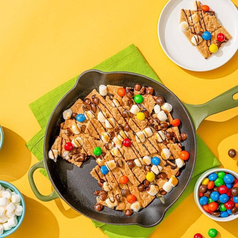 M&M'S peanut butter dessert nachos