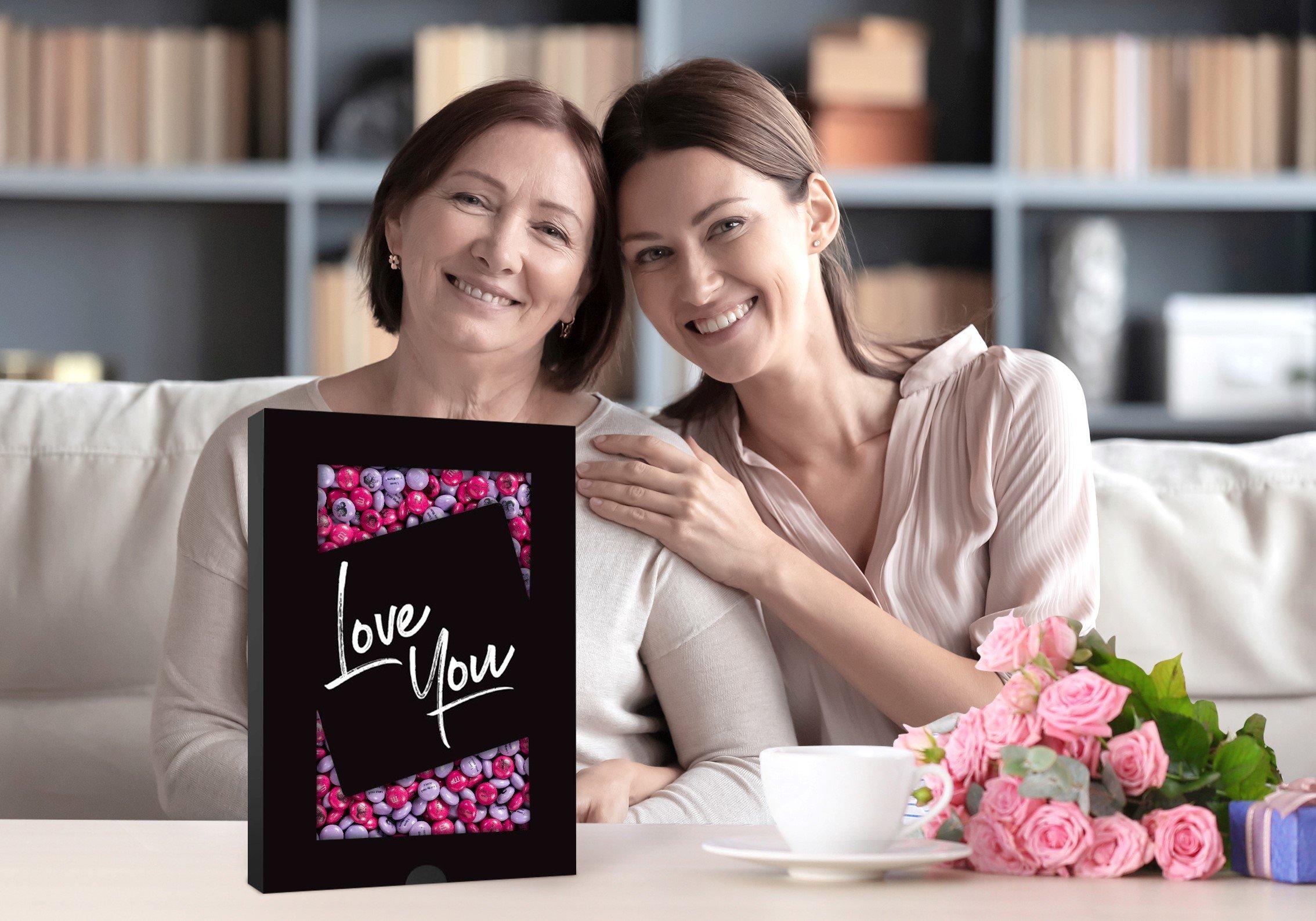 matka i córka z pudełeczkiem M&M’S