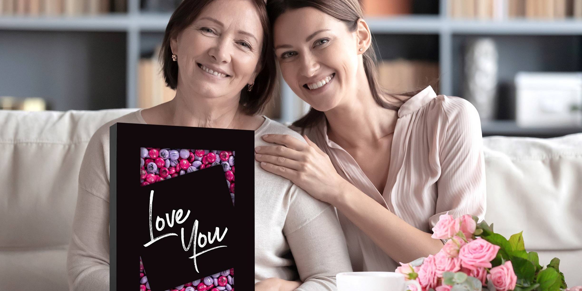 Mutter und Tochter mit M&M'S-Box