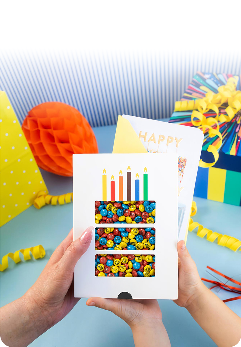 coffret cadeau personnalisé rempli de M&M’S violets, jaunes et blancs