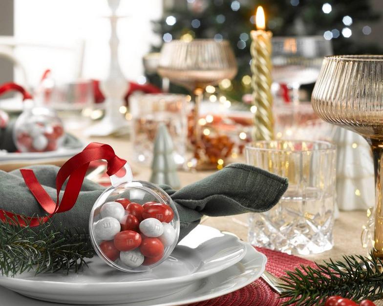 Peanut M&M'S auf einen Teller gelegt