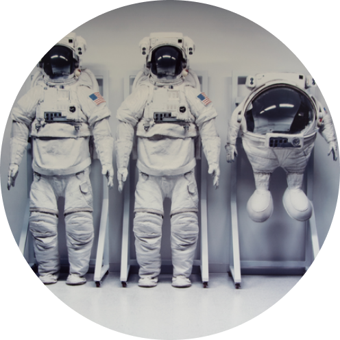 Trajes de astronauta, además de un divertido traje de mascota M&M'S listo para viajar al espacio