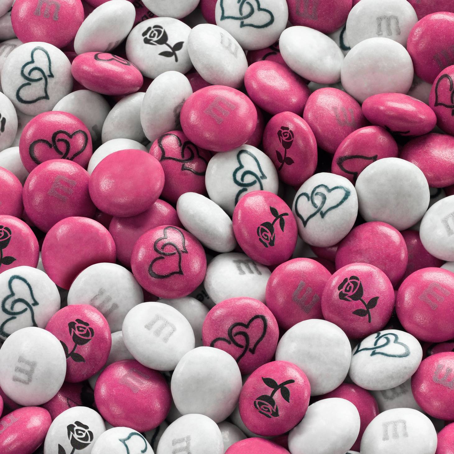 Trzy ręce z minibutelkami M&M'S® dekoracja ślubna