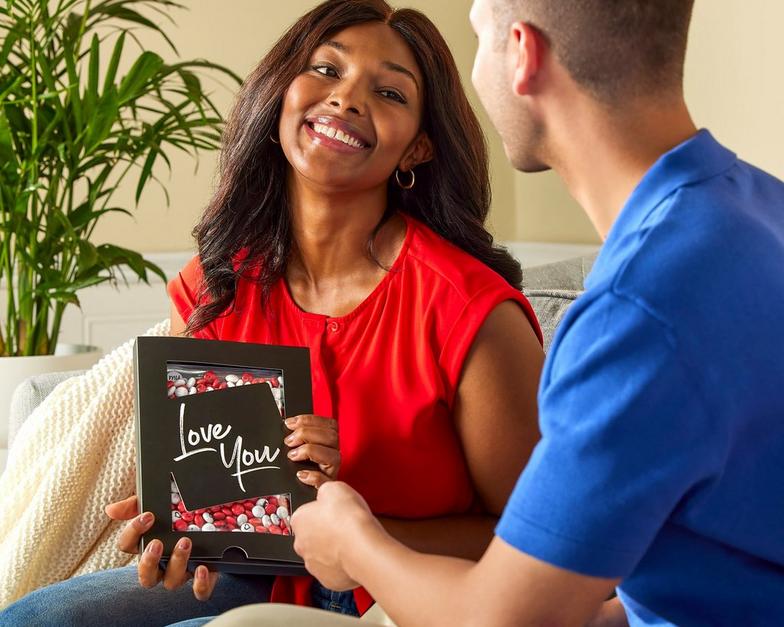 Ehemann schenkt seiner Frau eine mit M&M'S gefüllte „Love You“-Schatulle