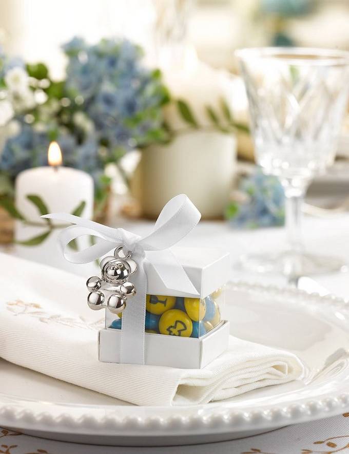 Small table decoration cube M&M's