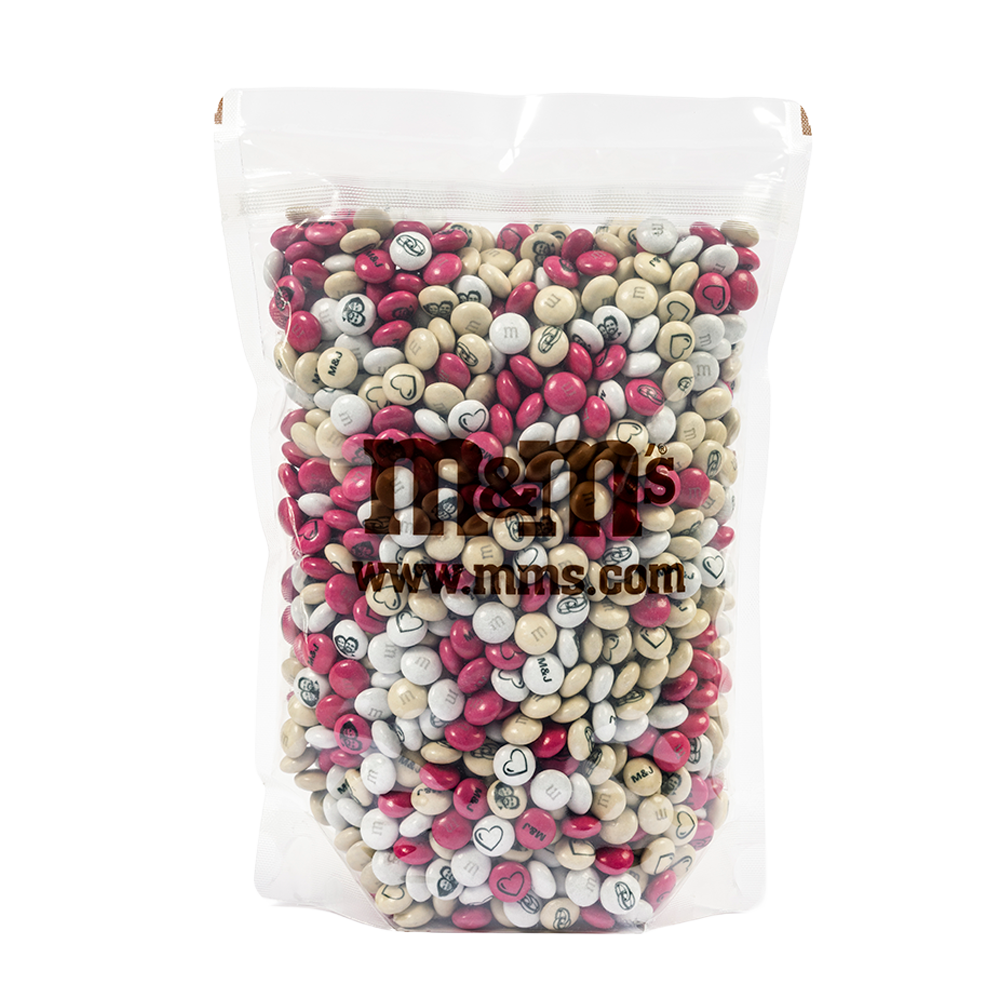 Sachet transparent de chocolats M&M'S personnalisés dans les tons rouge, blanc et beige avec des messages imprimés dont des cœurs, avec le logo M&M'S et www.mms.com visibles sur le devant.
