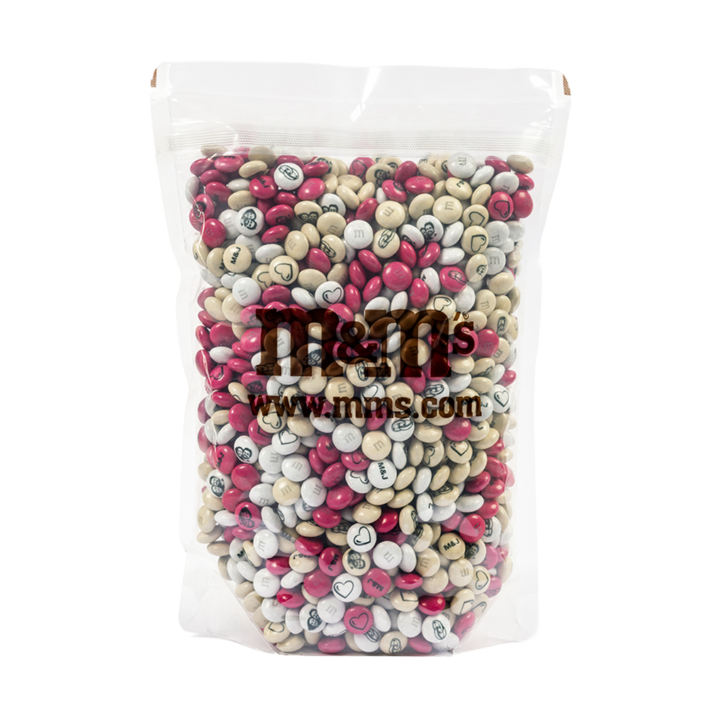 Beutel M&M'S Schokolinsen in Rot, Weiß und Beige mit Herzen und Botschaften bedruckt, sichtbar durch das Sichtfenster.
