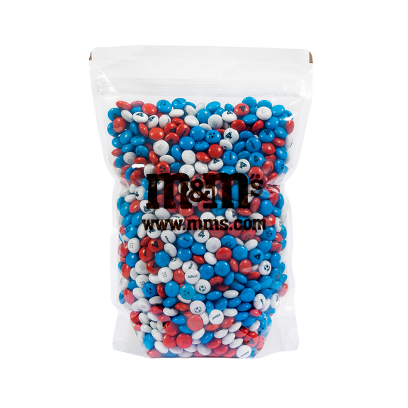 Torba M&M'S cukierków w kolorach czerwonym, białym i niebieskim z logo M&M'S i napisem www.mms.com na przezroczystym opakowaniu.