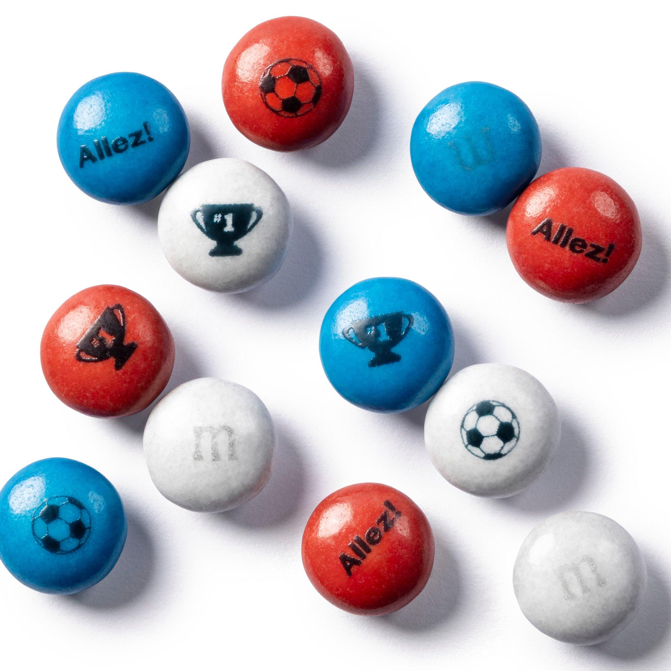 Dulces de chocolate M&M'S en rojo, azul y blanco con impresiones de balones de fútbol, trofeos y la palabra Allez!