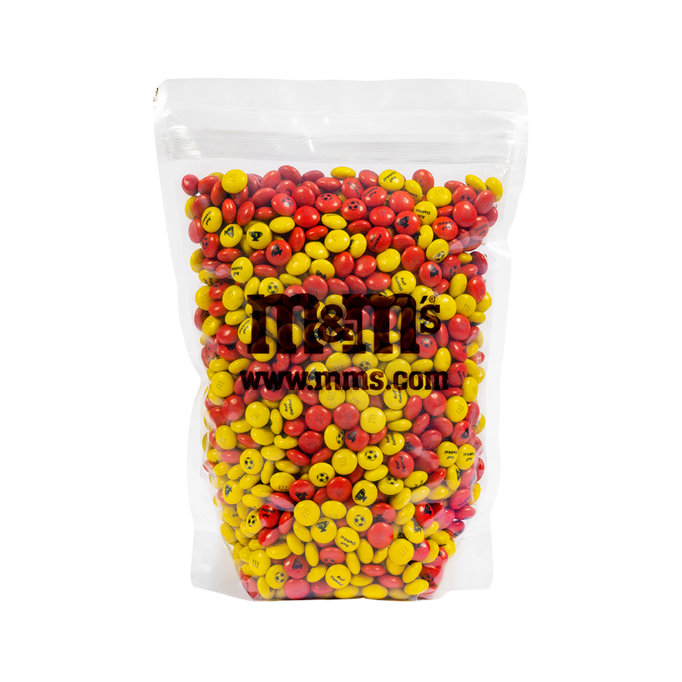 Bolsa transparente de dulces de chocolate M&M'S en rojo y amarillo con el logo M&M'S y www.mms.com impresos.