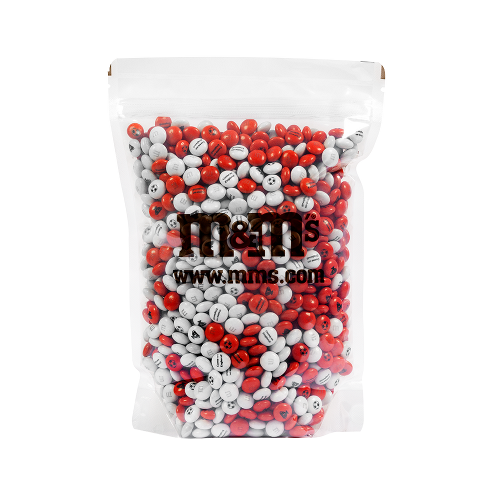 Bolsa de M&M'S de chocolate con dulces rojos y blancos, con el logo M&M'S y www.mms.com impresos en el frente.