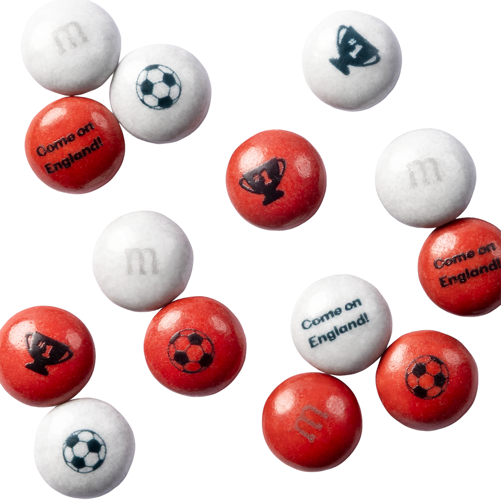 Dulces de chocolate M&M'S en rojo y blanco con impresiones de balones de fútbol, trofeos y Come on England.