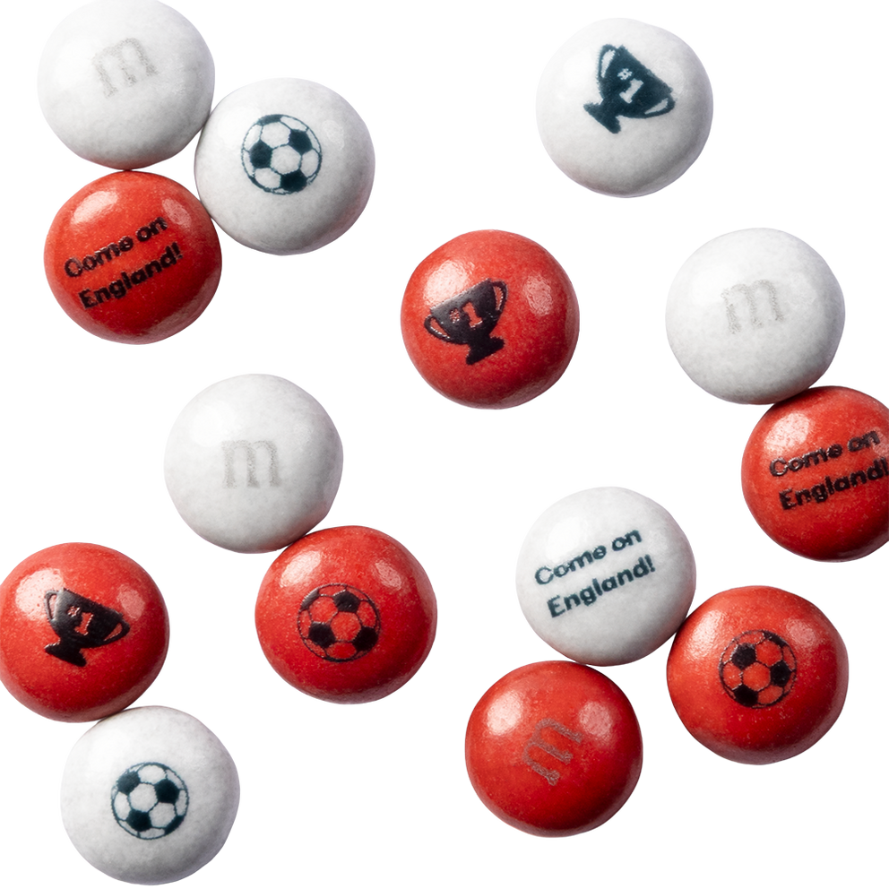 Dulces de chocolate M&M'S en rojo y blanco con impresiones de balones de fútbol, trofeos y Come on England.
