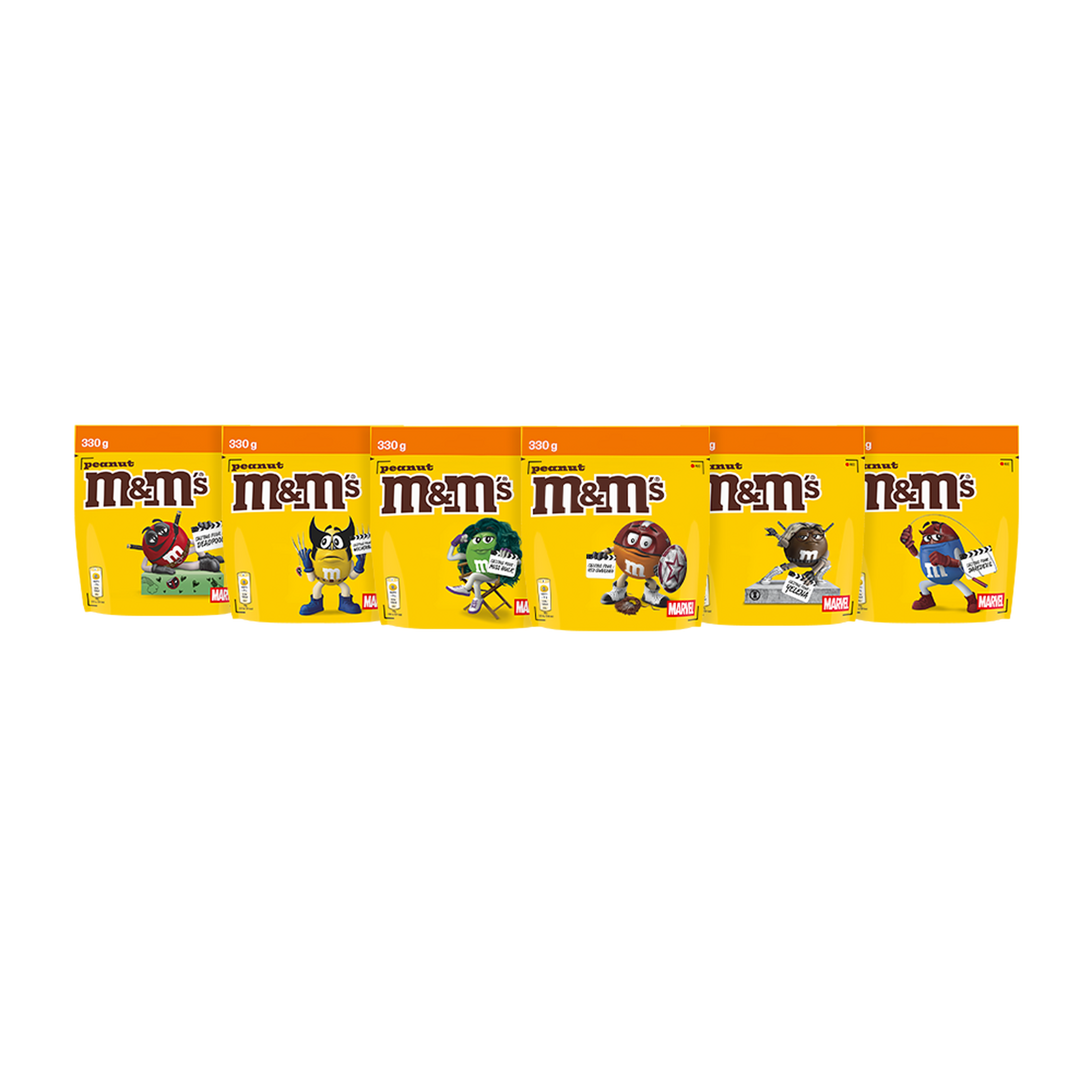Rangée de six sachets M&M'S peanut de 330g avec fond jaune, chacun montrant un personnage M&M'S différent dans une pose sportive.