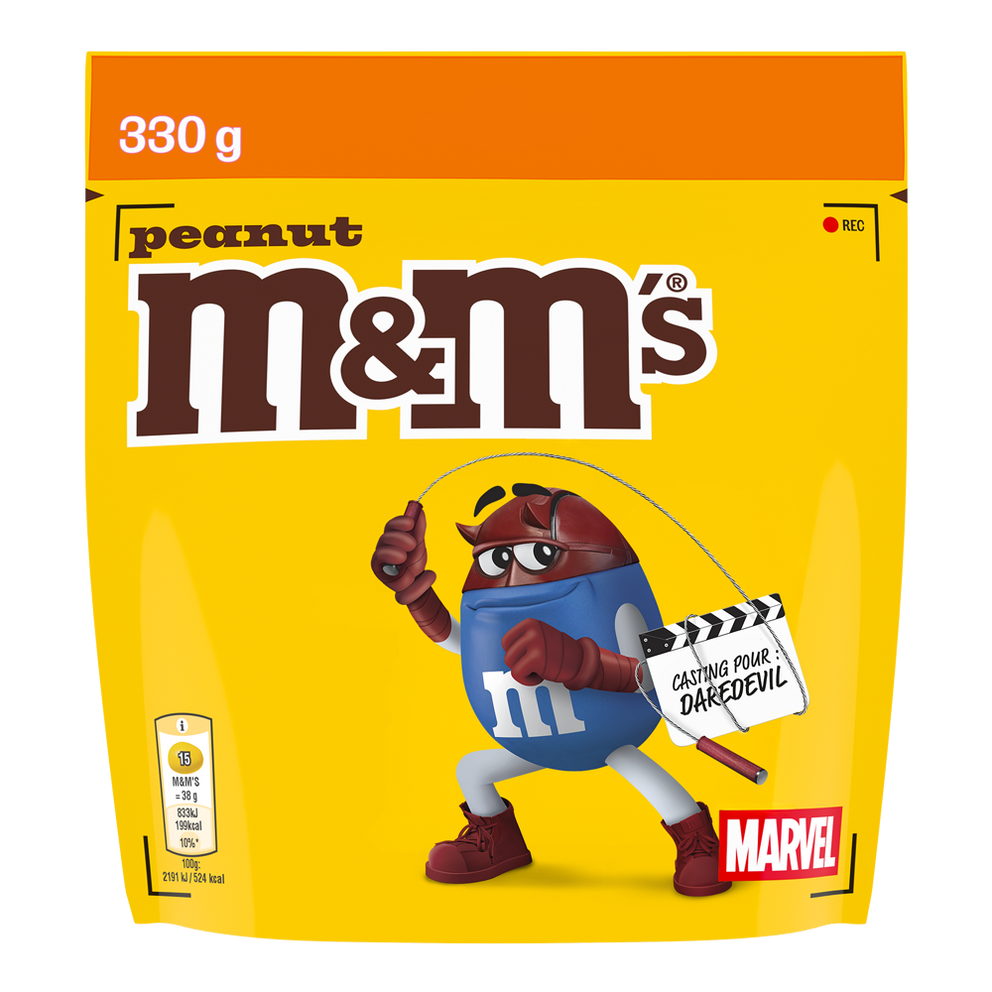 Zak M&M'S peanut chocolade snoepjes, 330g, met Blue verkleed als Daredevil met een filmklapper met de tekst CASTING POUR DAREDEVIL.