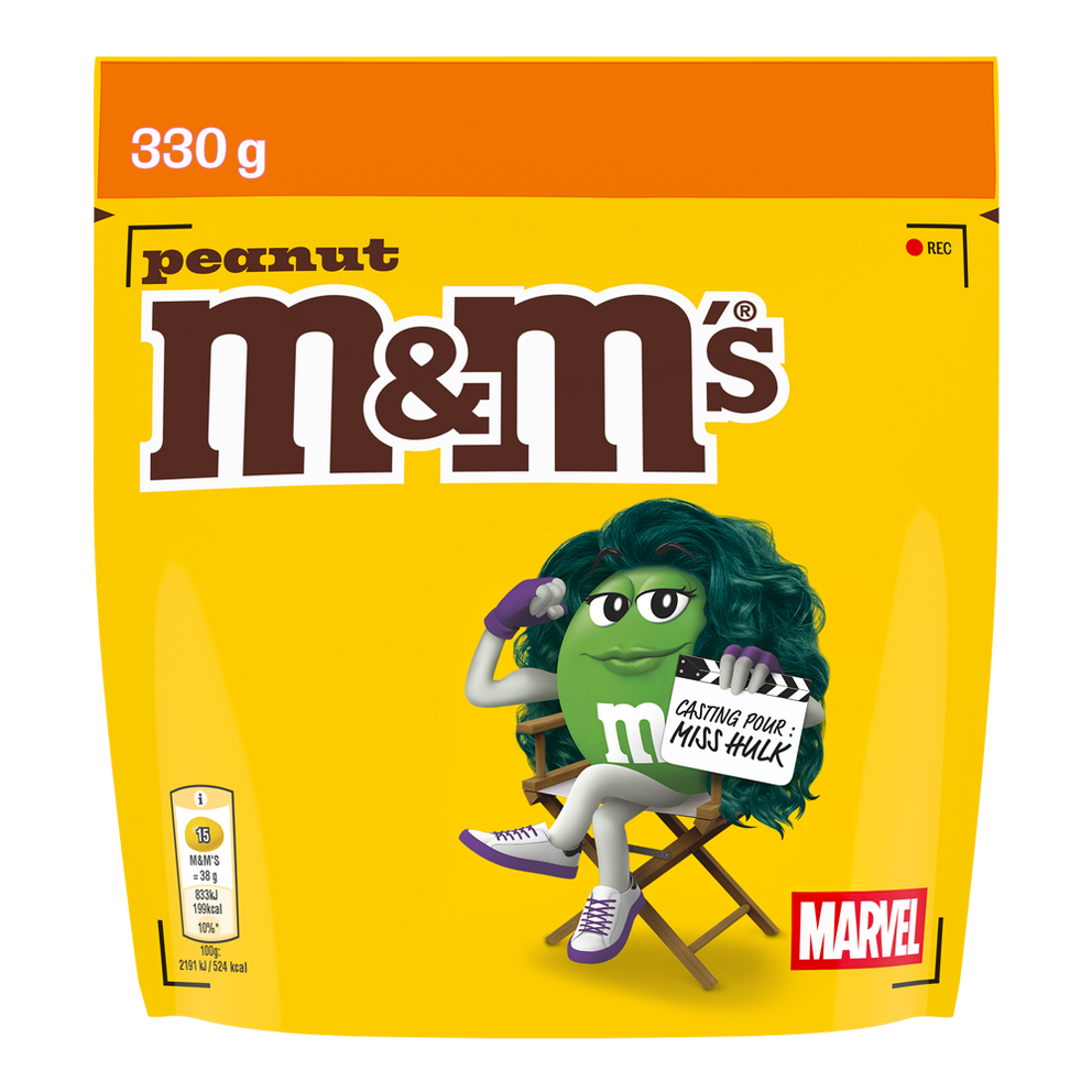 Zak M&M'S peanut snoepjes, 330g, met Green als Marvel Miss Hulk zittend in een regisseursstoel met klapbord.