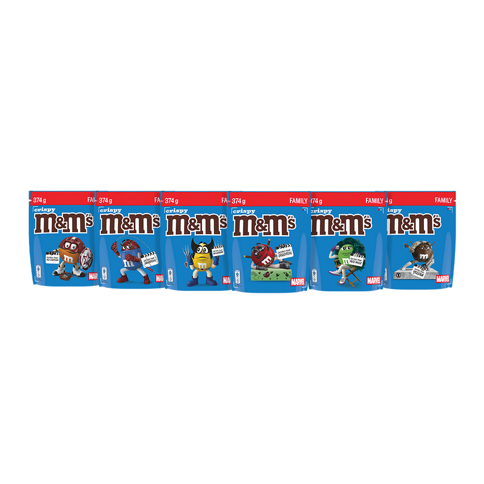 Zes zakken M&M'S crispy chocoladesnoepjes met Marvel-personages, elk 374g, met M&M'S-figuren verkleed als verschillende superhelden.