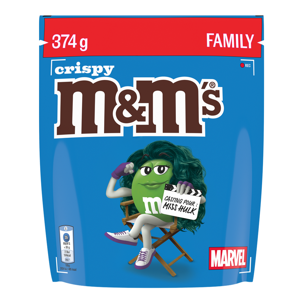 Zak M&M'S crispy chocolade snoepjes, 374g, met Green zittend in een regisseursstoel met een clapperboard met de tekst "CASTING YOUR: MISS HULK", MARVEL-logo.