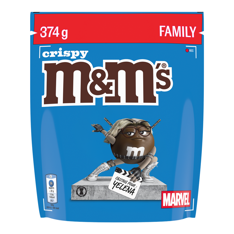 Zak M&M'S crispy chocolade snoepjes, 374g, family size, met een M&M'S figuur verkleed als Yelena uit MARVEL.