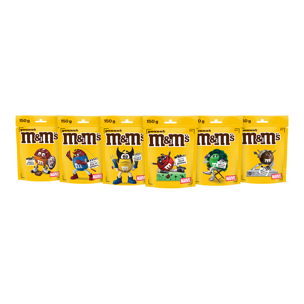 Sześć żółtych toreb M&M'S peanut z postaciami MARVEL, 150g każda, przedstawiających różne kostiumy superbohaterów.