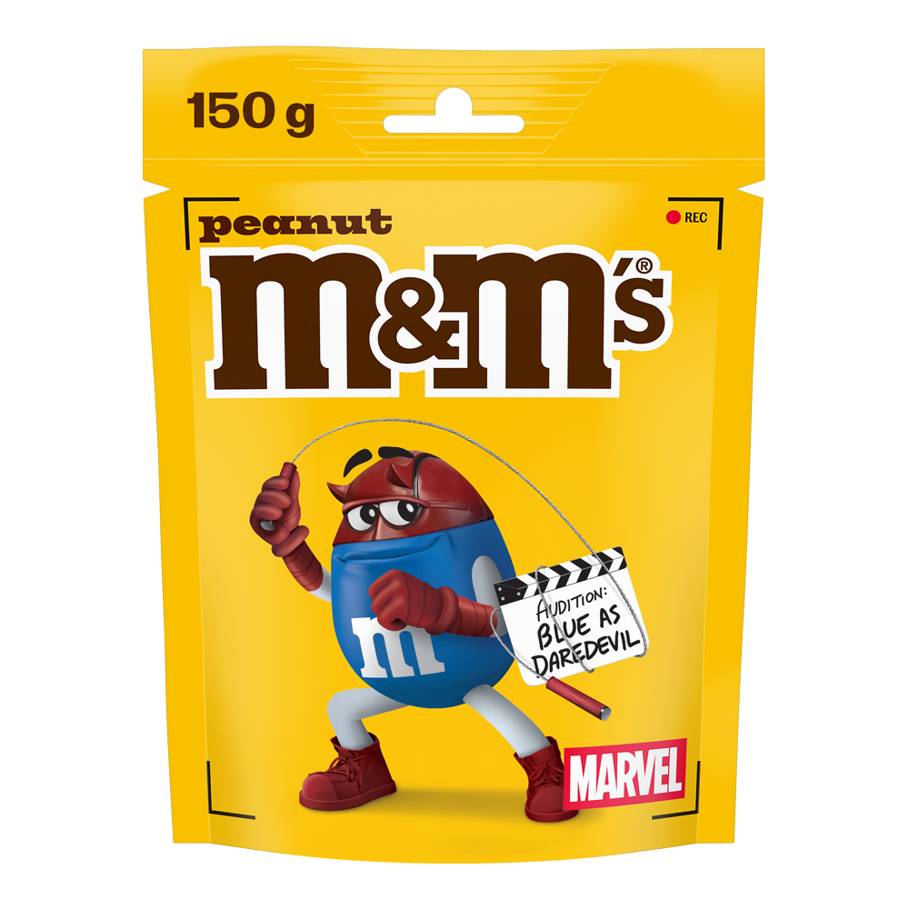 Torba M&M'S peanut czekoladowych cukierków, 150g, z postacią w stroju superbohaterskim trzymającą tabliczkę z napisem "AUDITION: BLUE AS DAREDEVIL" i logo MARVEL.