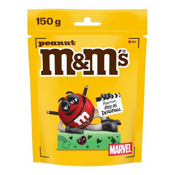 Beutel M&M'S Peanut Schokolinsen, 150g, mit Red als Deadpool verkleidet, der eine Filmklappe mit AUDITION: RED AS DEADPOOL hält, MARVEL-Logo unten.