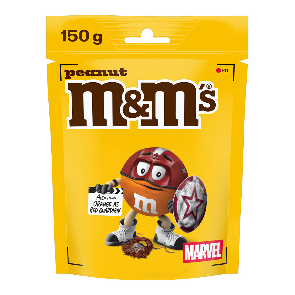 Torba M&M'S peanut, 150g, z Red przebranym za postać Marvela z tarczą i tabliczką AUDITION: ORANGE AS RED GUARDIAN.
