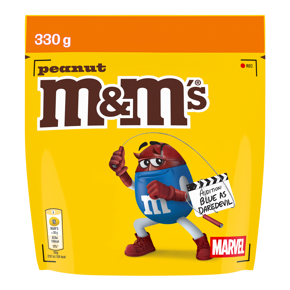 Bolsa de M&M'S peanut de 330g con Red vestido de director con gorra roja y megáfono, sosteniendo una claqueta que dice "AUDITION: BLUE AS DAREDEVIL", con el logo MARVEL.