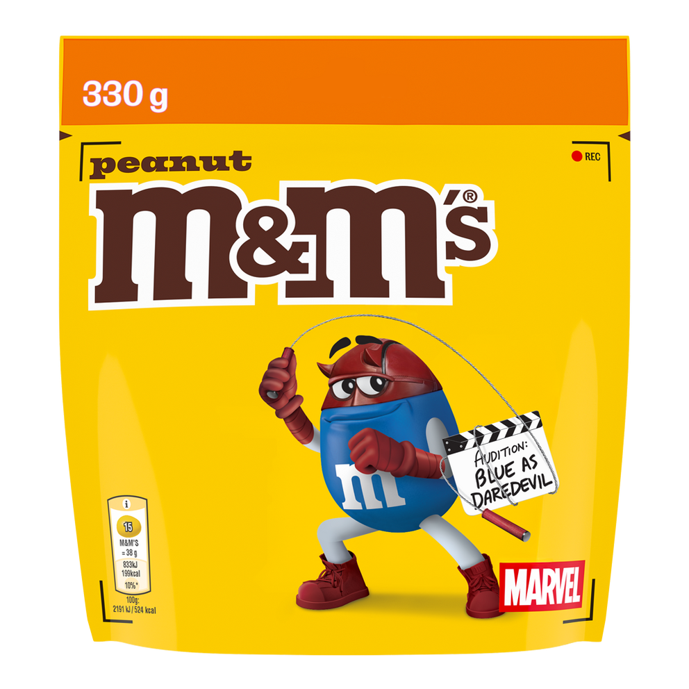 Zak M&M'S peanut chocolade snoepjes, 330g, met Blue verkleed als Daredevil met een filmklepbord waarop "AUDITION: BLUE AS DAREDEVIL" staat.