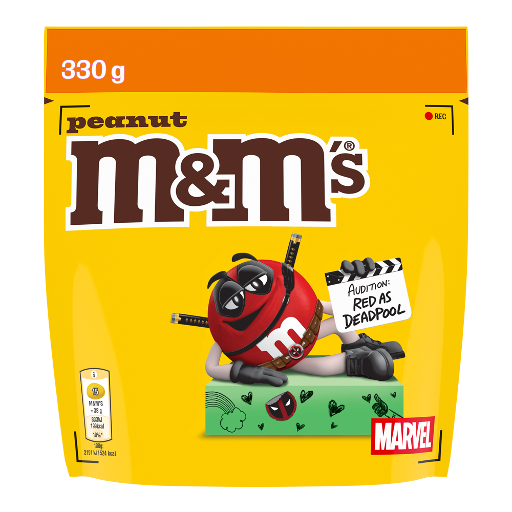 Sachet de chocolats M&M'S peanut de 330g avec Red déguisé en Deadpool tenant une claquette et un panneau « Auditions: Red as Deadpool », logo MARVEL visible.