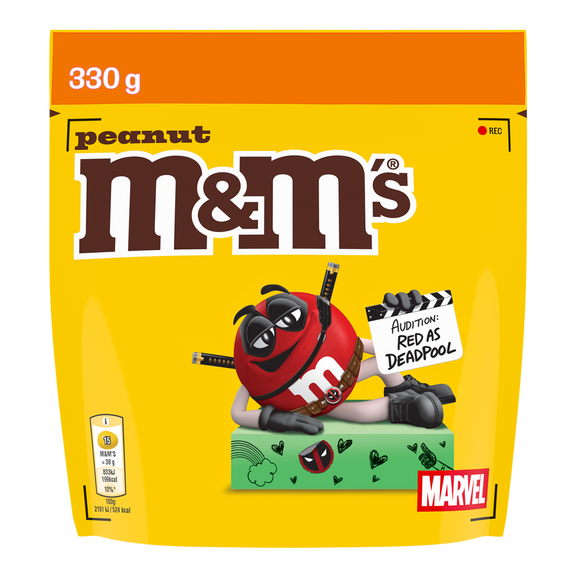 Sacchetto di M&M'S peanut da 330g con Red vestito come Deadpool che tiene un ciak con scritto "Auditions Red as Deadpool" e logo MARVEL.
