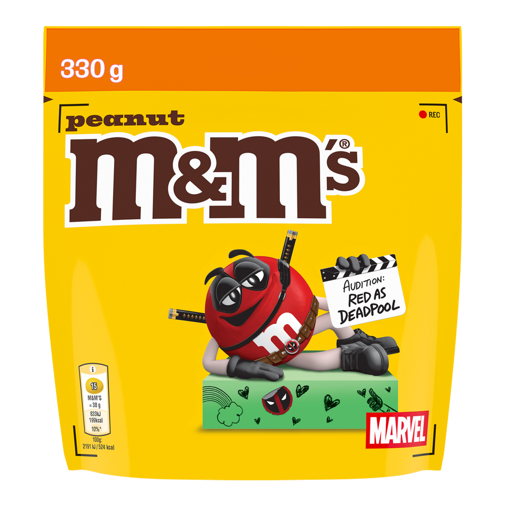 Zak M&M'S peanut chocolade snoepjes, 330g, met Red in Deadpool-kostuum en filmbord met tekst "Auditions Red as Deadpool", met MARVEL-logo.