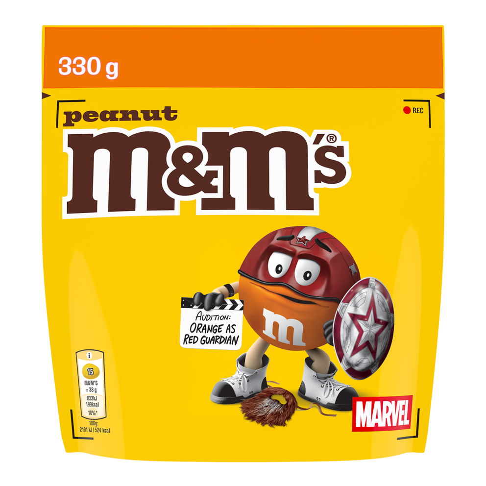 Zak M&M'S peanut chocoladesnoepjes, 330g, met Red als superheld met schild en het Marvel-logo.