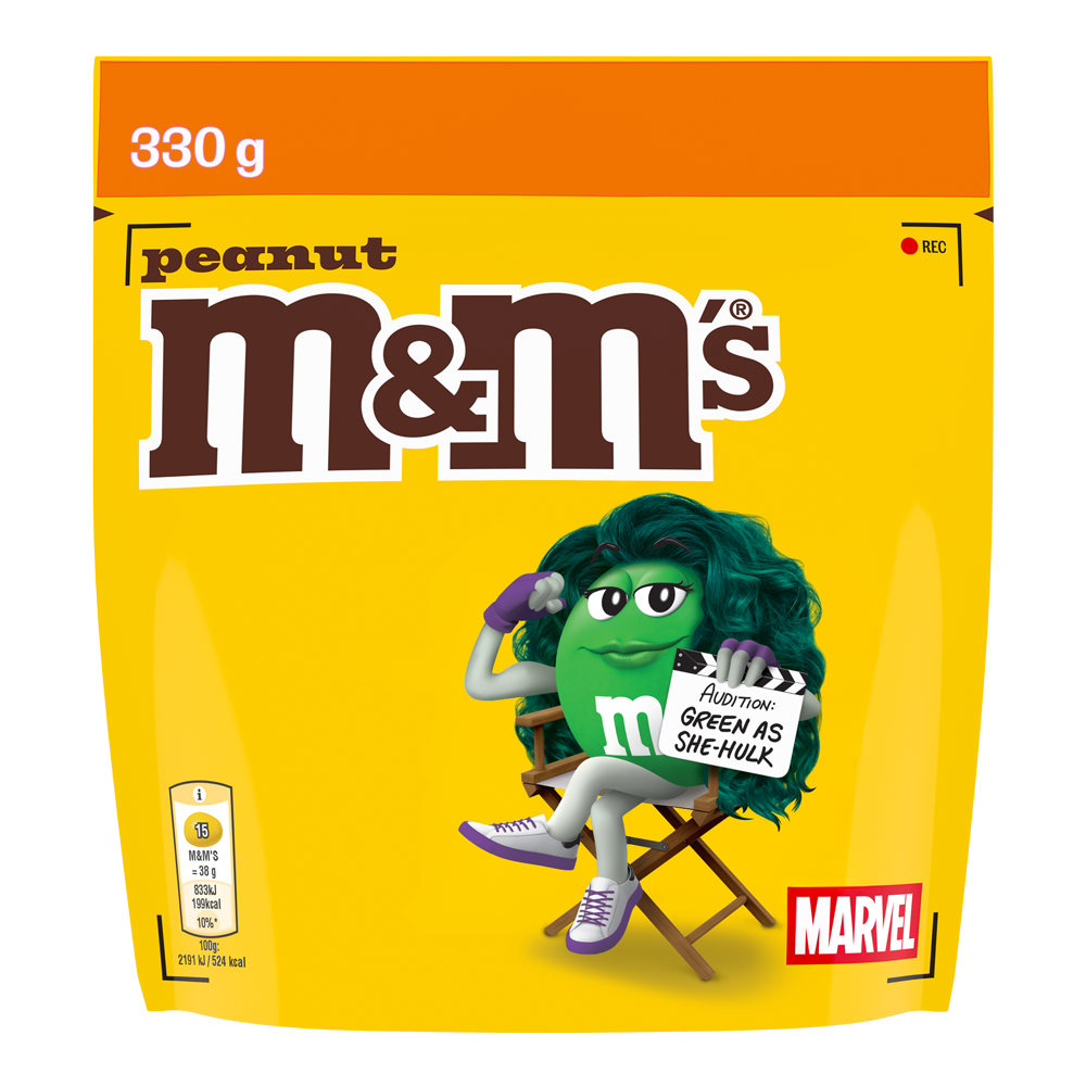 Bolsa de M&M'S peanut de 330g con Green caracterizada como She-Hulk sentada en una silla de director sosteniendo una claqueta que dice "AUDITION: GREEN AS SHE-HULK", con el logo de MARVEL.